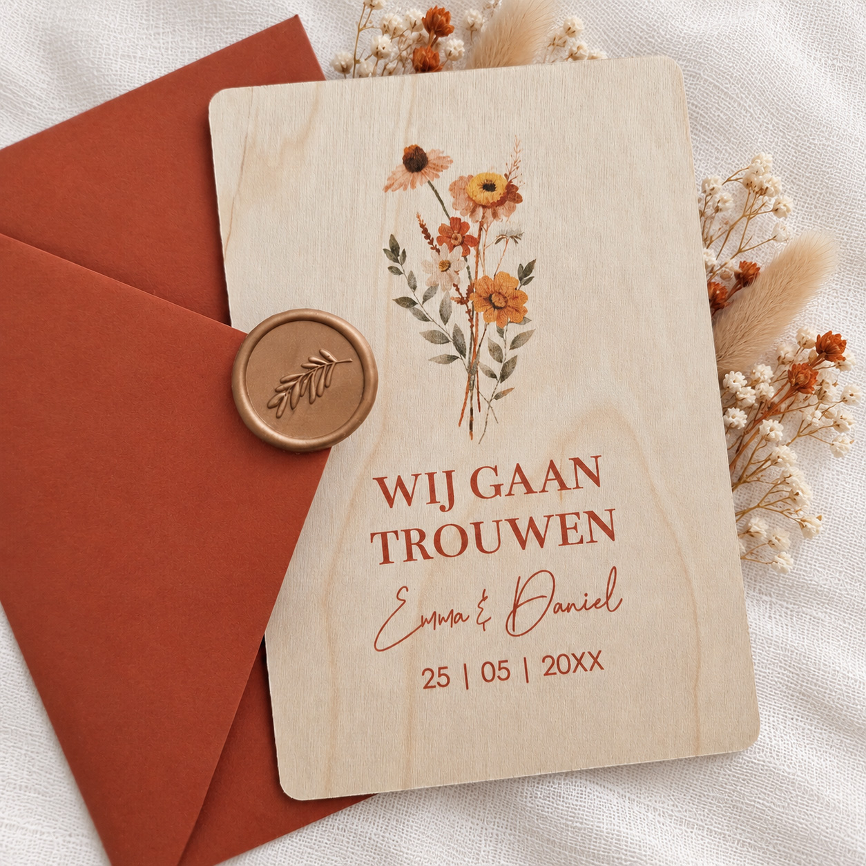 Trouwkaart op echt hout bloemen boeket
