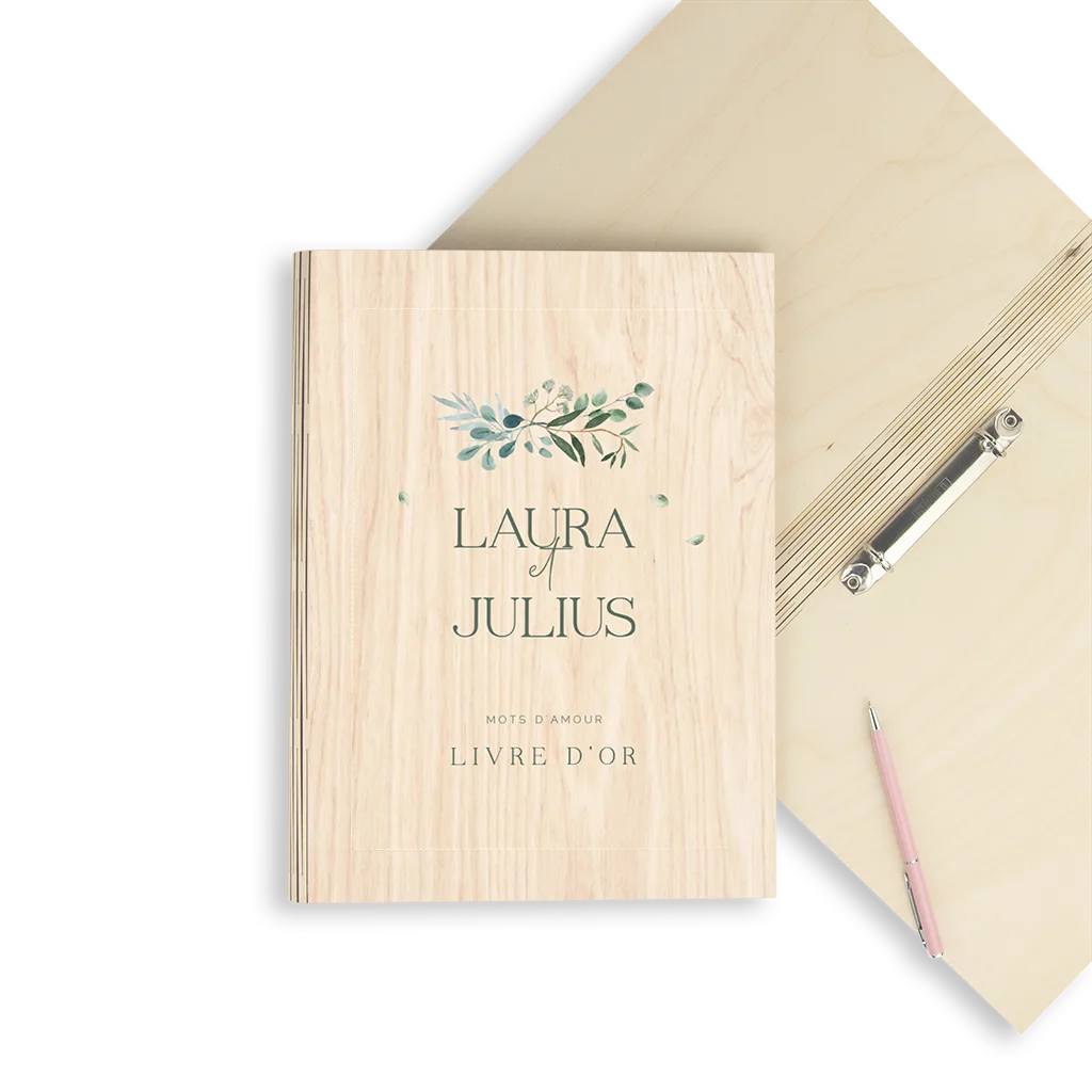 Livre d'or en bois tendance avec typographie élégante et eucalyptus