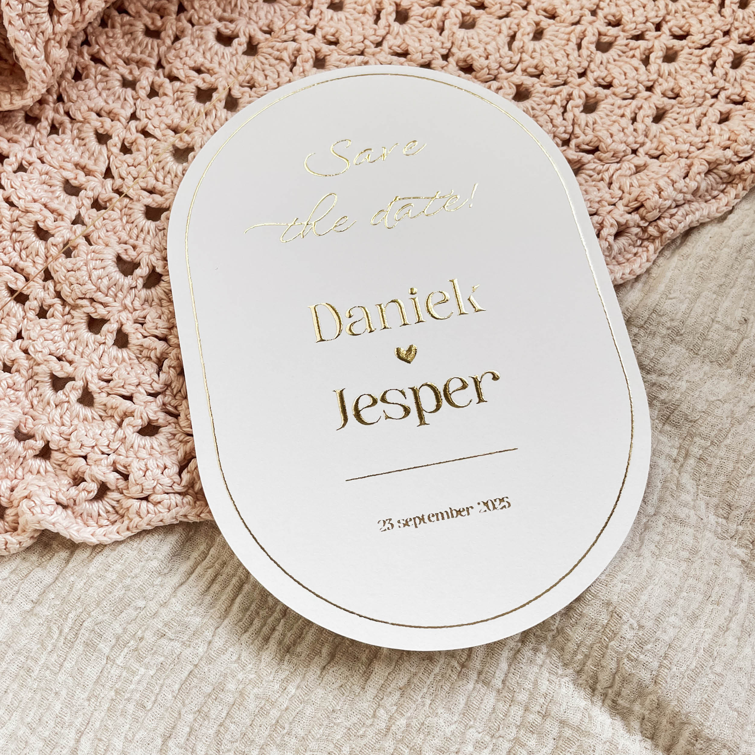 Ovaal save the date met goudfolie