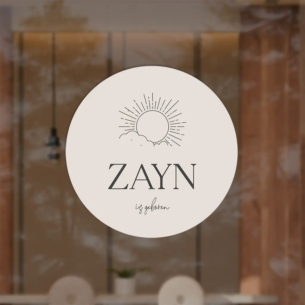 Raamsticker rond met grijze achtergrond, zwarte letters en zon