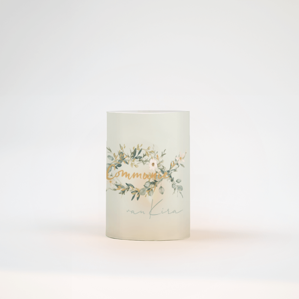 Windlichtje op papier met takjes en bloemen op groen