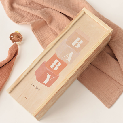 Wijnkist met speelgoed blokken en tekst 'Baby'
