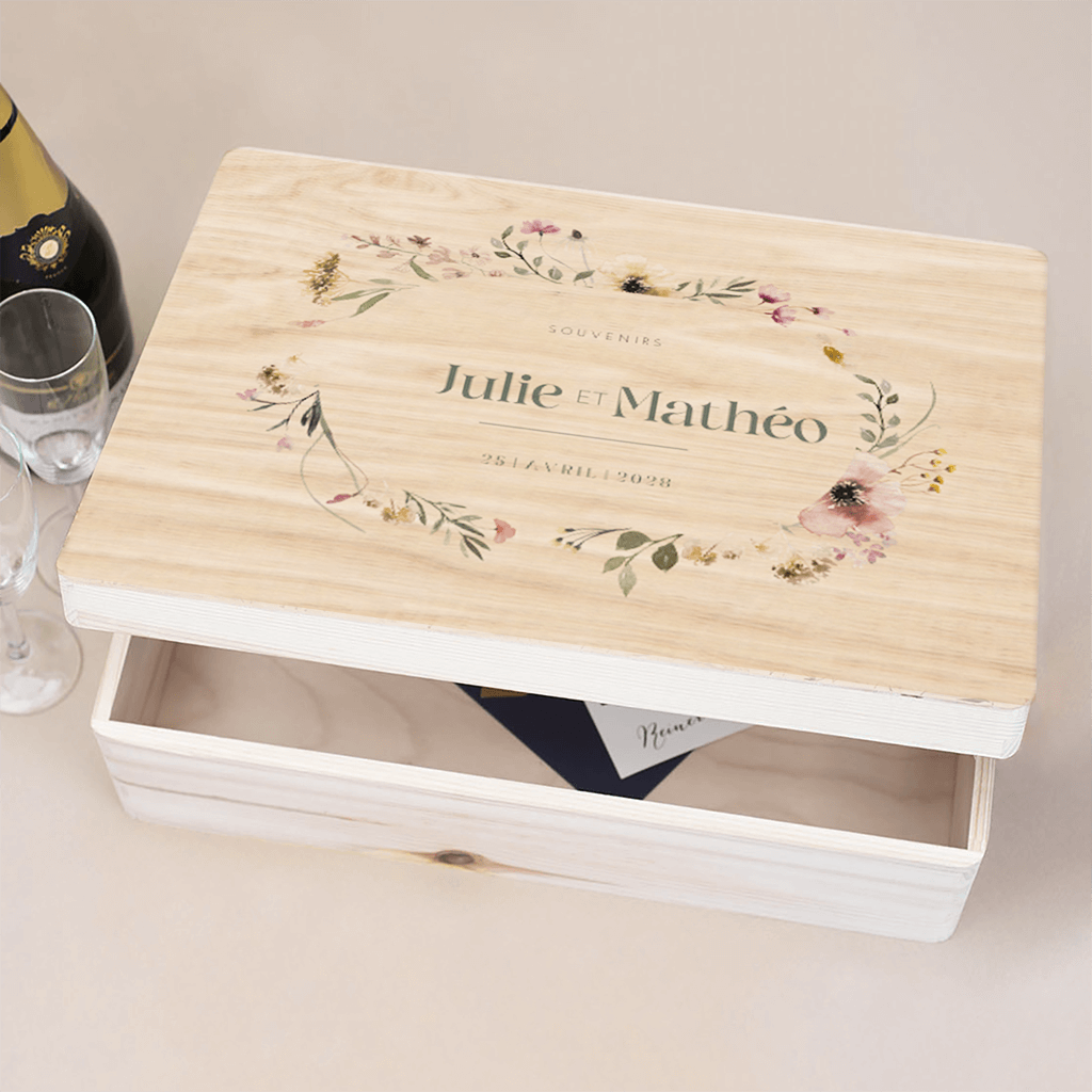 Boîte à souvenirs avec un cadre de jolies fleurs en aquarelle