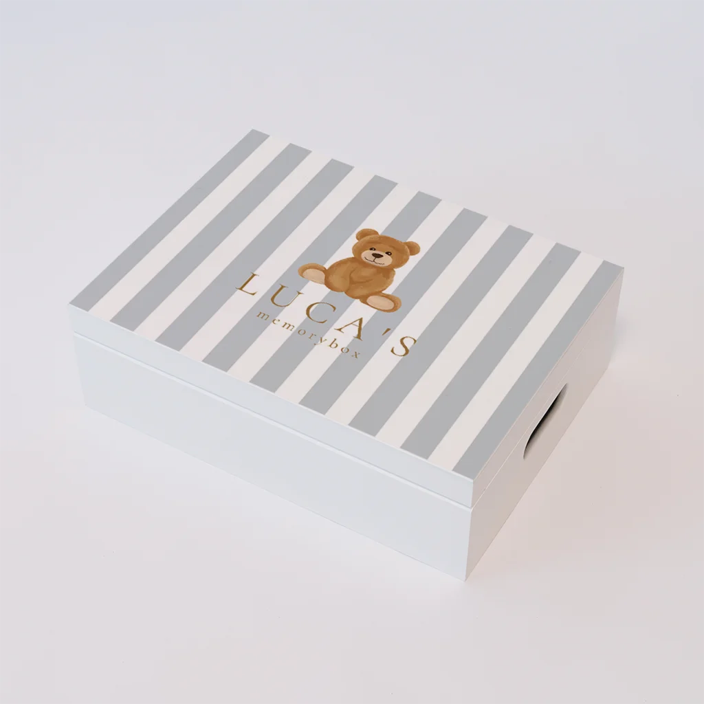 Houten memorybox met strepen en knuffelbeer