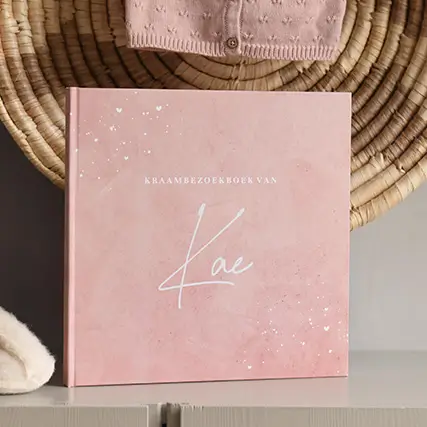 Roze velvet-look kraambezoekboek met hartjes en spetters - met invulpagina's