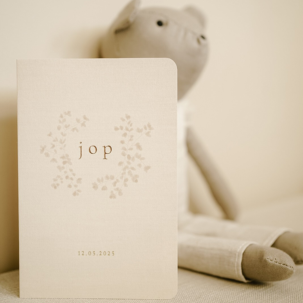 Geboortekaartje takjes bloemen zand linnen