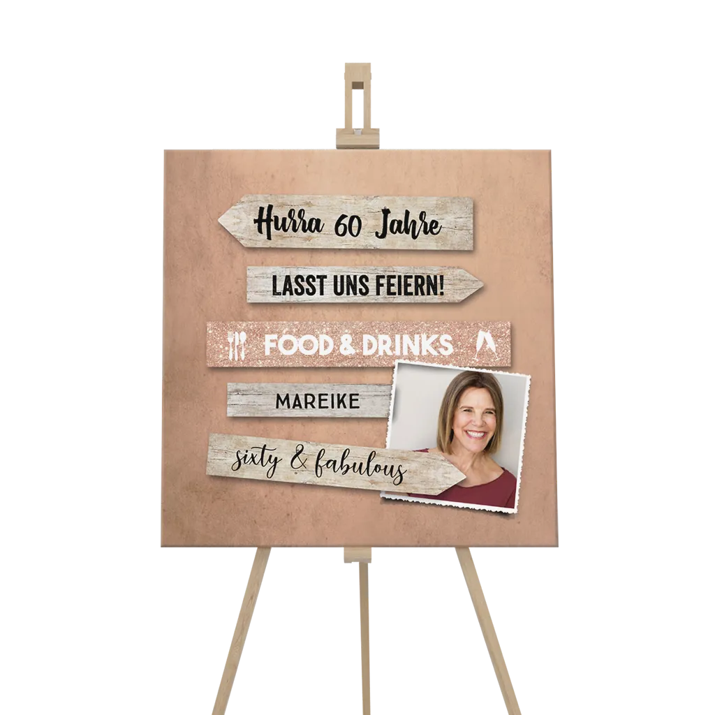 Willkommensschild mit Wegweiser und Foto zum Sechzigsten