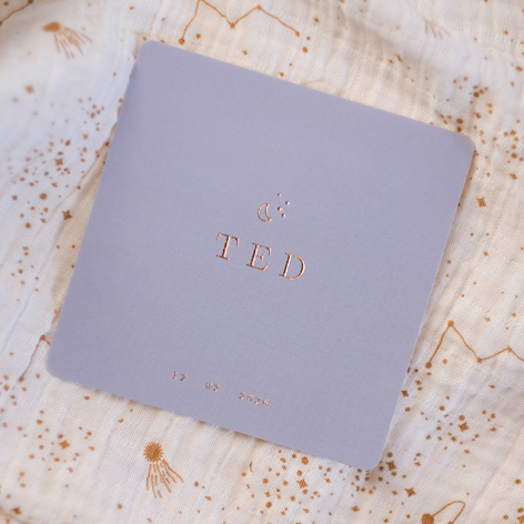 Klassiek geboortekaartje met goudfolie, een maantje en sterren