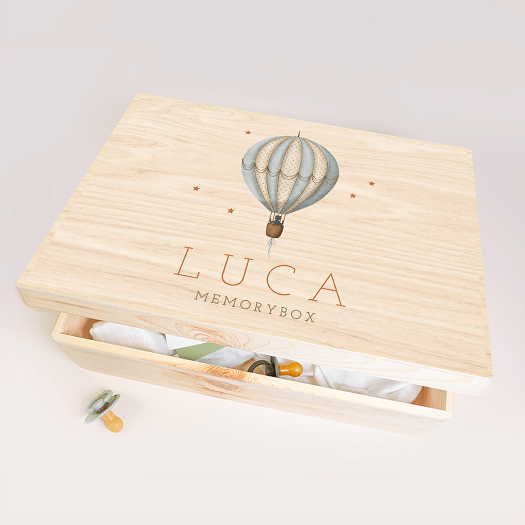 Memorybox met blauwe luchtballon en silhouetje