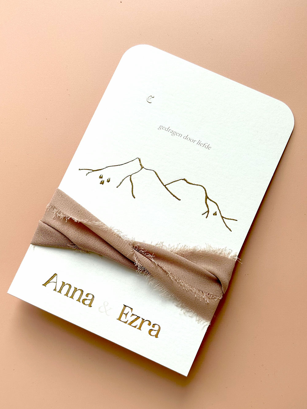 Christelijke trouwkaart met bergen en goudfolie
