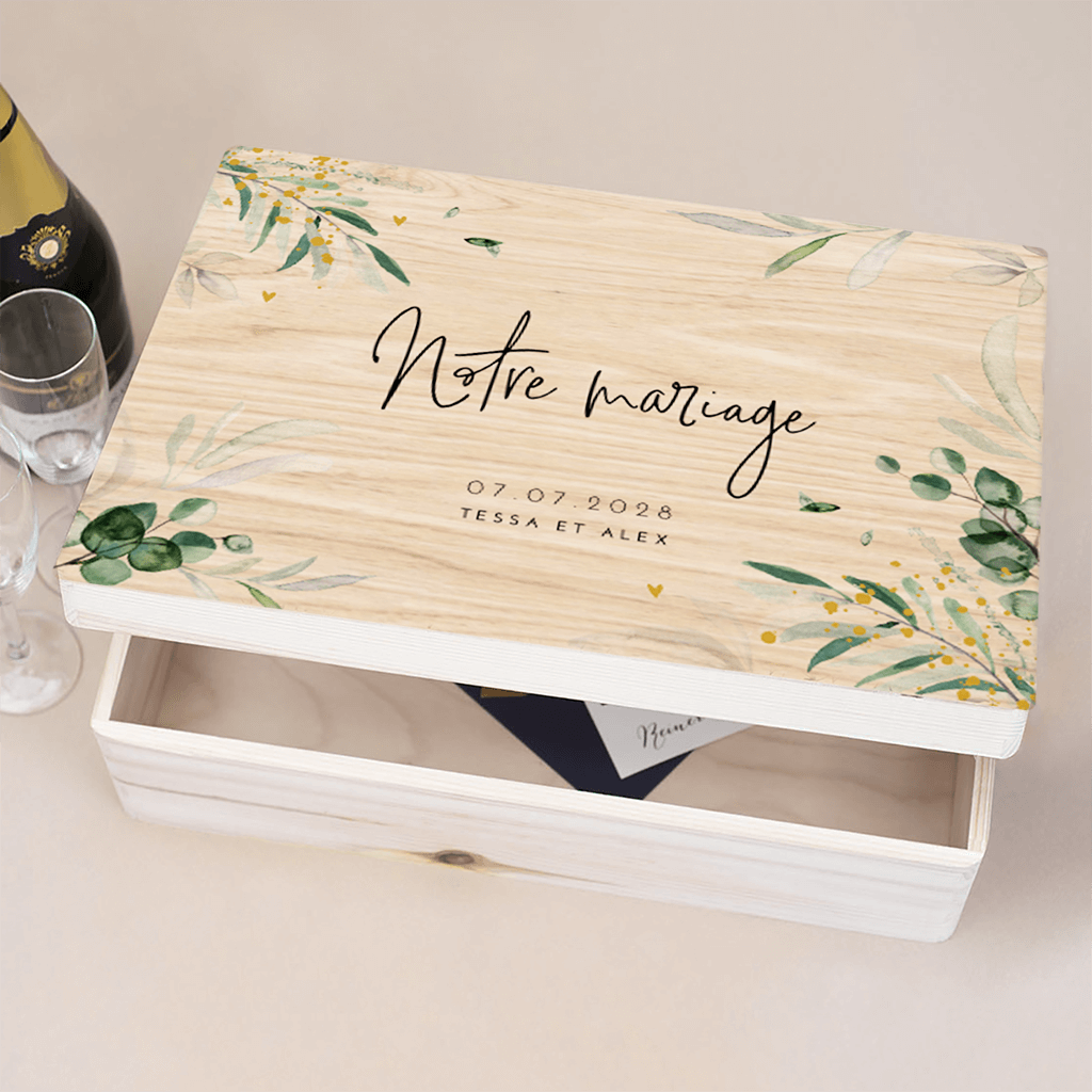 Boîte à souvenirs avec feuillages et coeurs