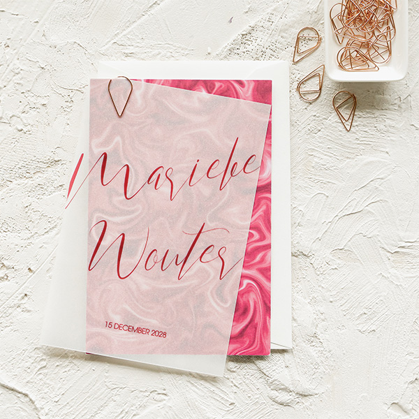 Kalkpapier trouwkaart met namen in magenta hoogglans