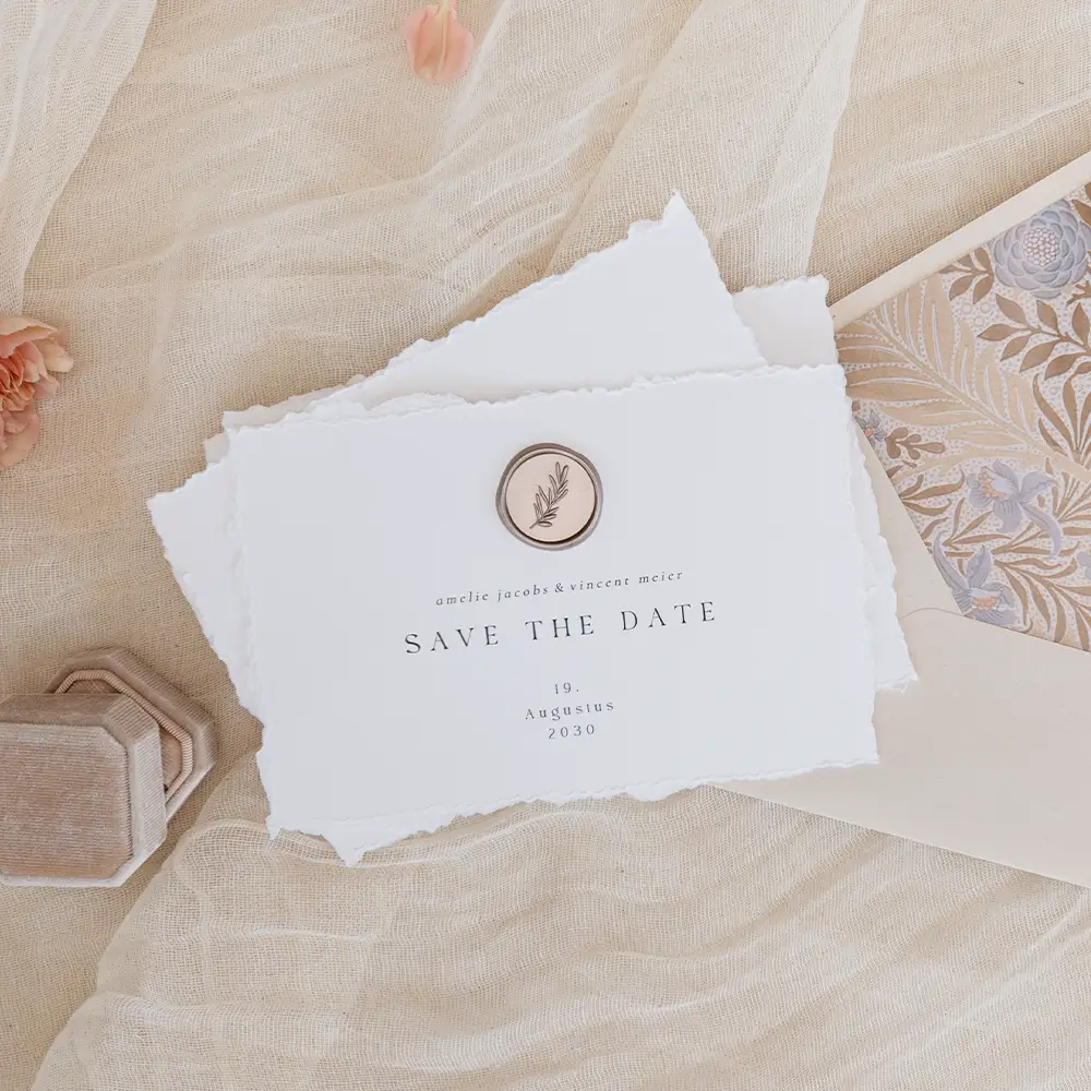 Stilvolle Save the Date Karte im Büttenpapier-Look mit Wachssiegel