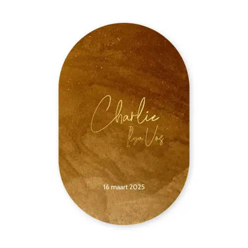 Origineel bruin geboortekaartje met goudfolie in de vorm van een ovaal