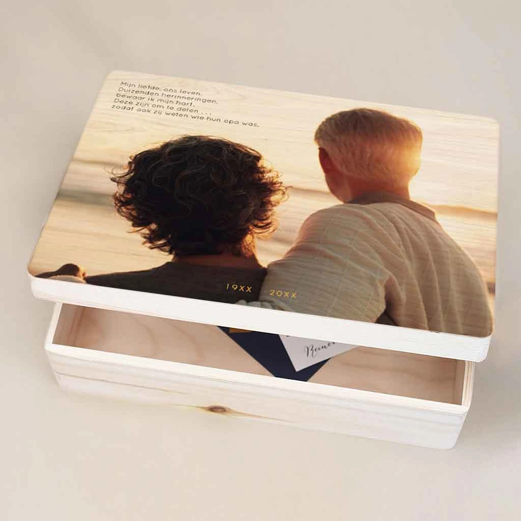 Houten herinneringskist met tekst en foto van grootouders