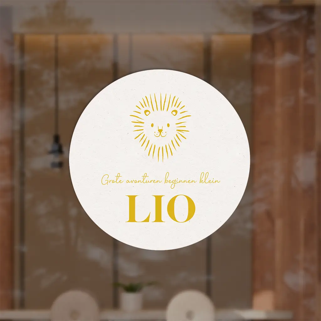 Raamsticker rond met stoer goud leeuwtje en naam van kindje