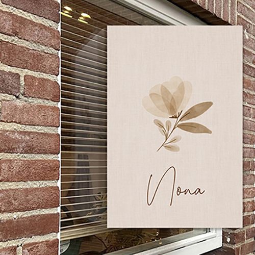 Raambord geboorte meisje met bloemen en linnen