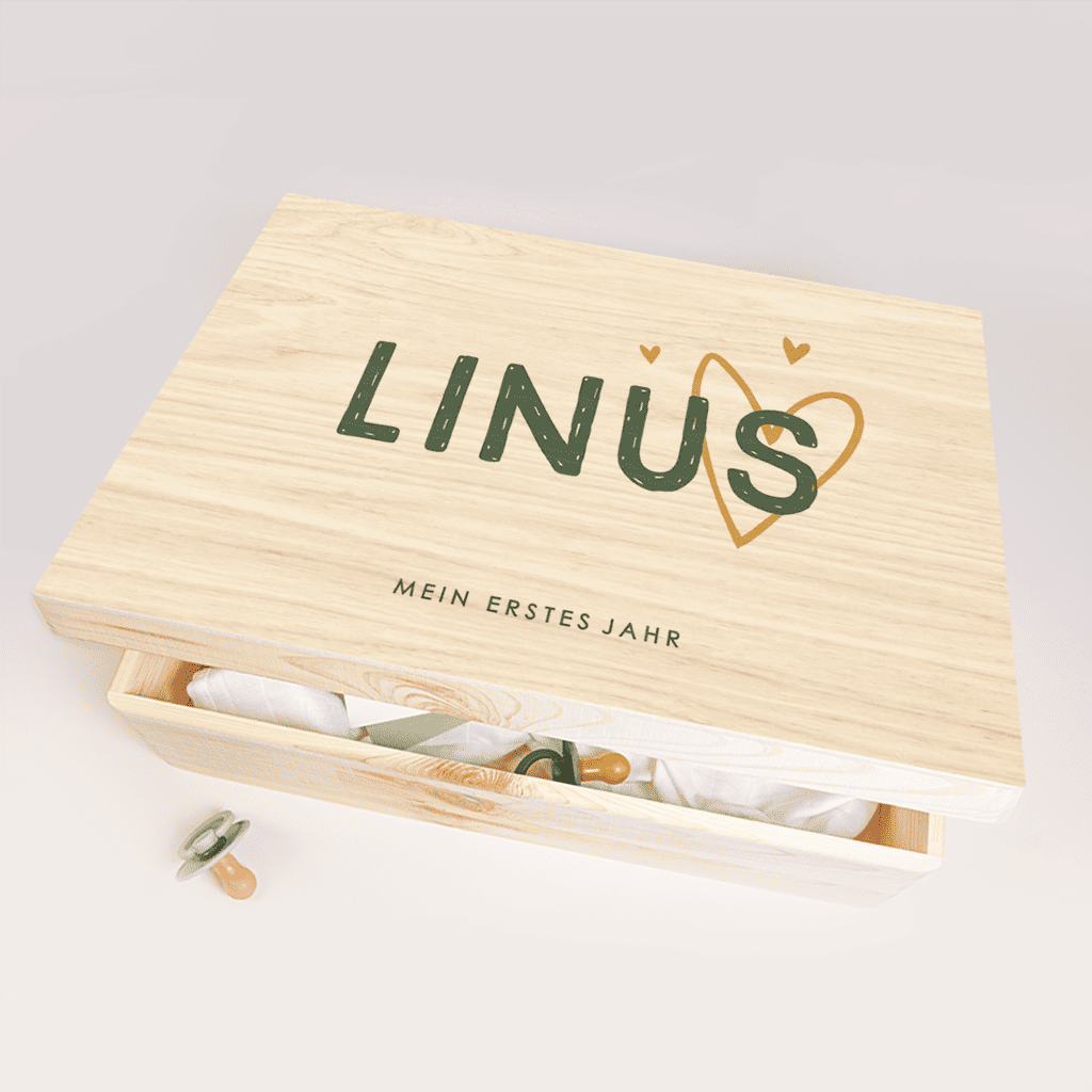 Erinnerungstruhe mit Namen des Kindes und Herz als Geschenk zur Geburt