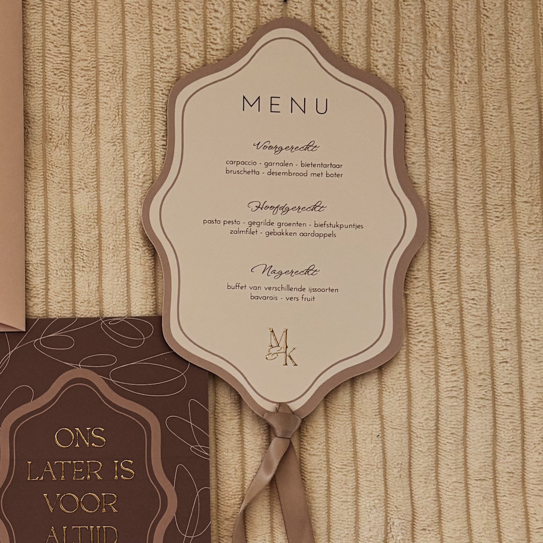 Menukaart in bijzondere vorm met mauve en dieppaars