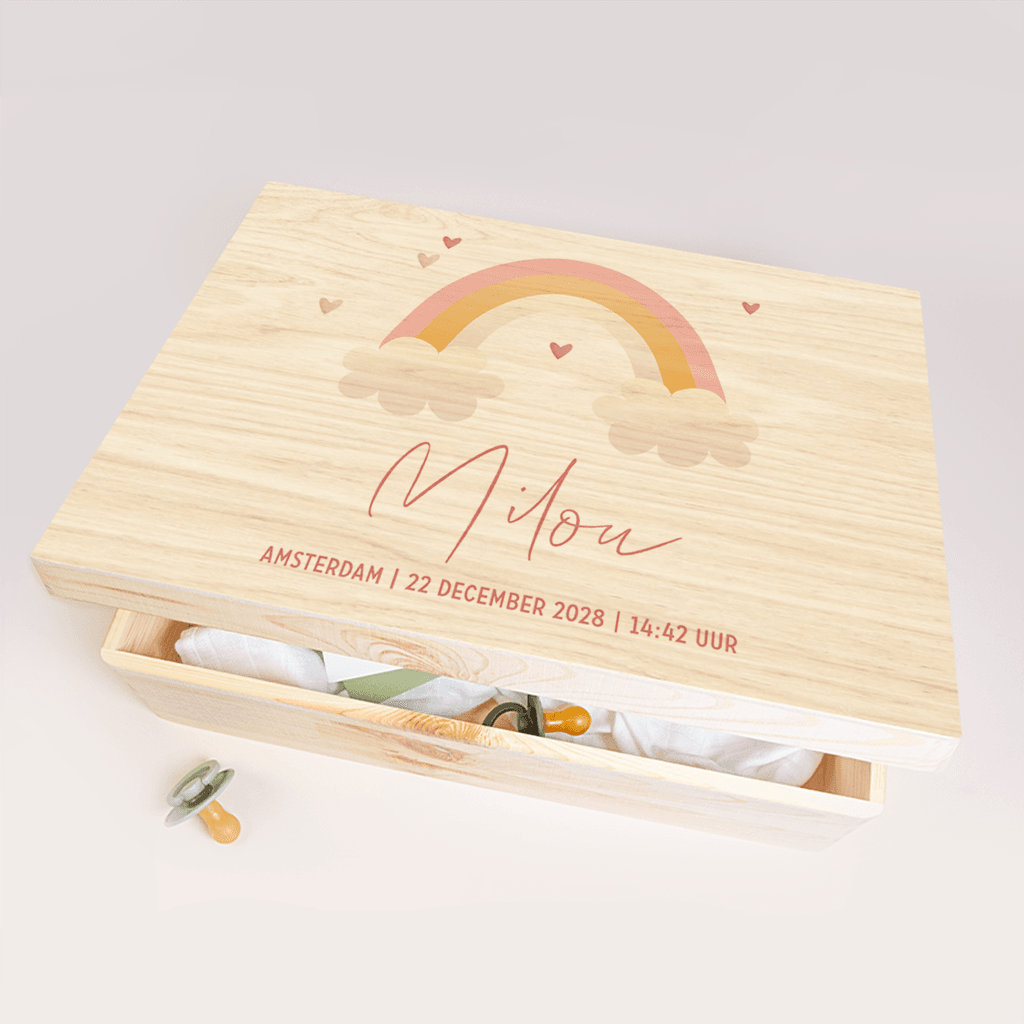 Memorybox met regenboog, hartjes en geboortegegevens
