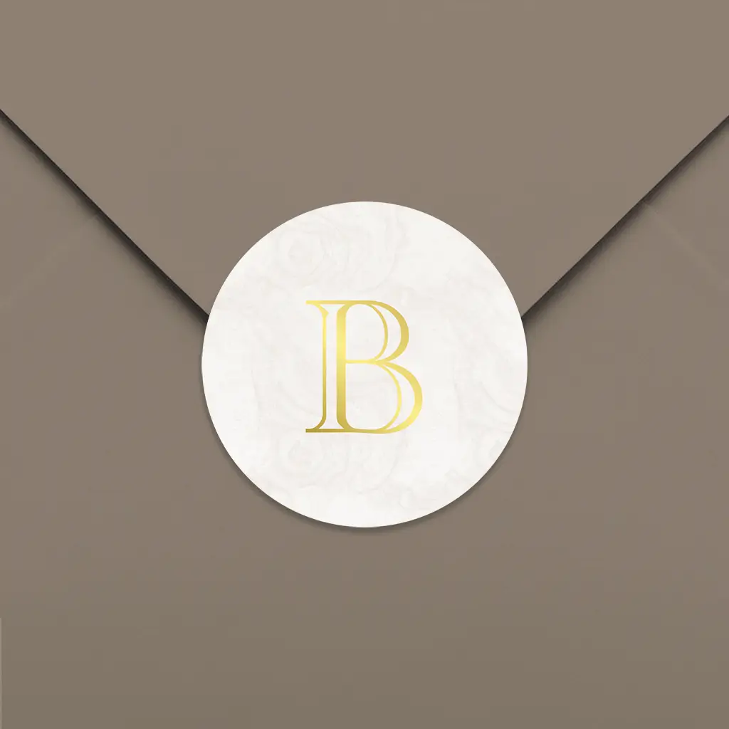 Sluitsticker beige marmerlook met goudfolie initiaal - per vel