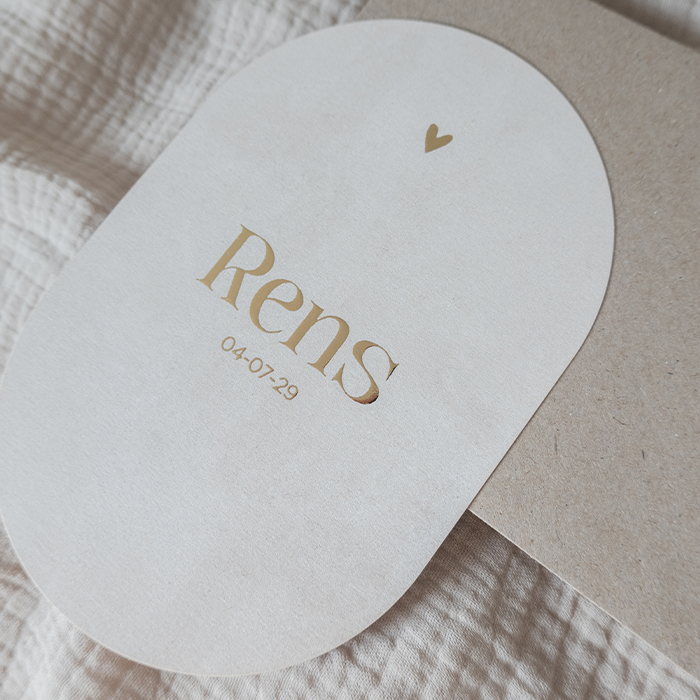 Stoer geboortekaartje in ovaalvorm betonlook met goudfolie