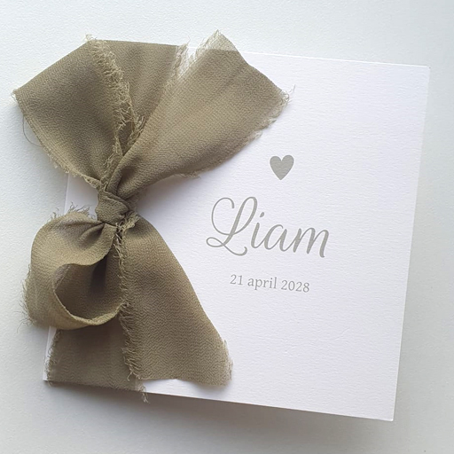 Geboortekaartje met naam en klein hartje en groene strik