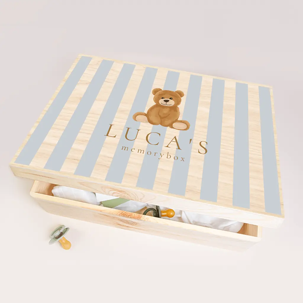 Houten memorybox met strepen en knuffelbeer