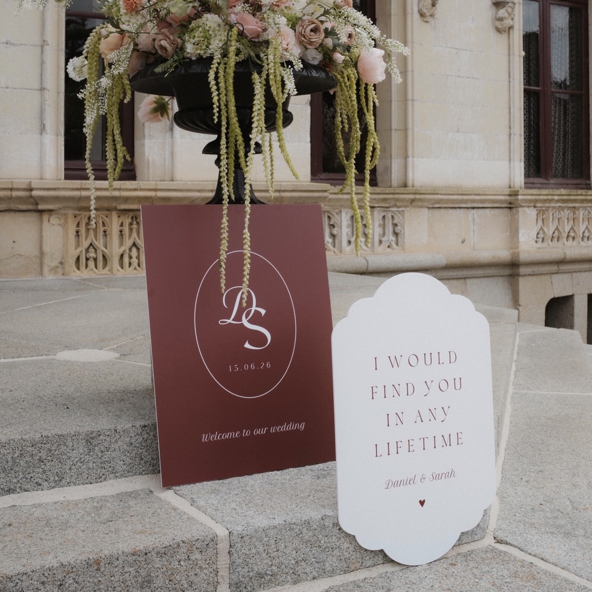 Welkomstbord bruiloft burgundy trouwlogo