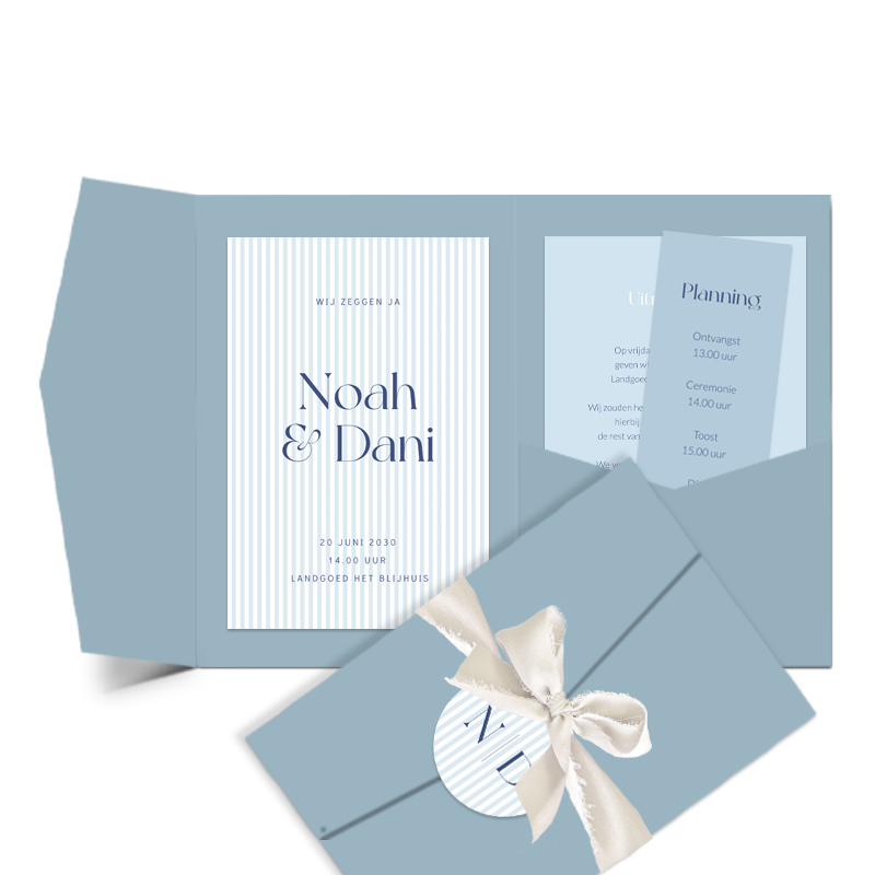 Pocketfold trouwkaart met strepen en label met initialen en strik