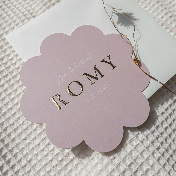 Roze geboortekaartje in unieke vorm van bloem