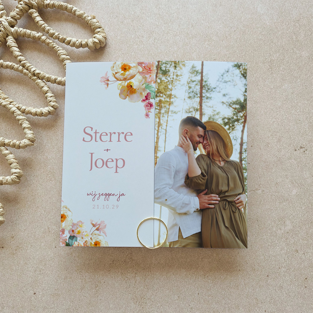 Vrolijke luikvouw trouwkaart met aquarel bloemen