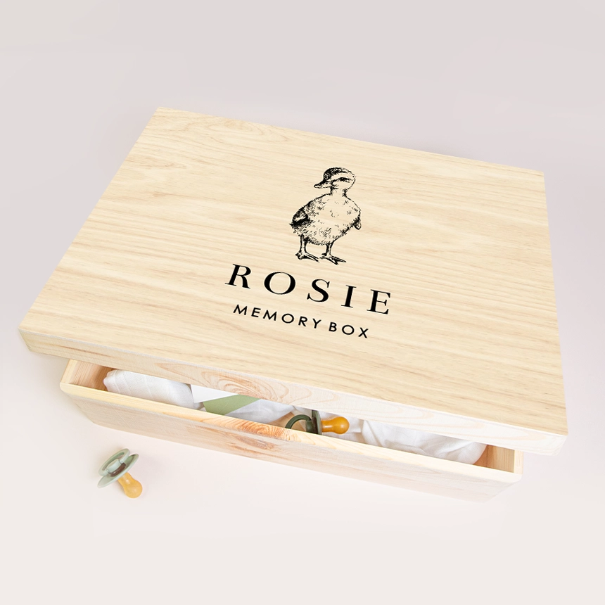 Herinneringsdoos van geboortekaartje op hout met lief eendje