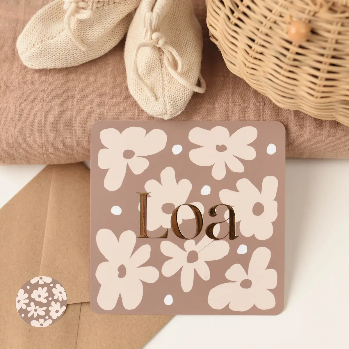 Prachtig geboortekaartje met bloemen en goudfolie voor een meisje