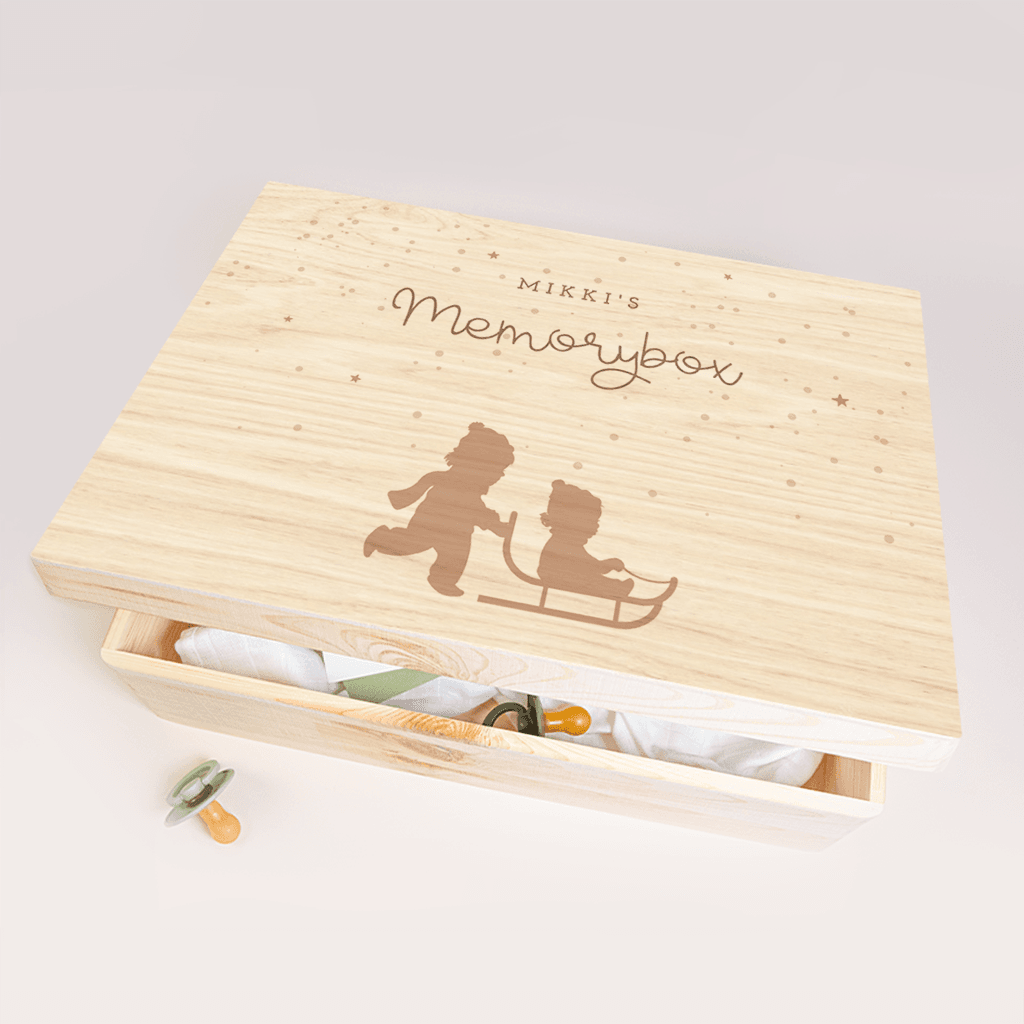 Winterse memorybox met silhouetten in de sneeuw