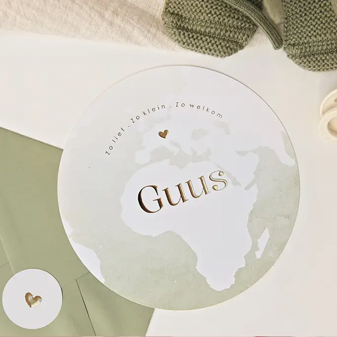 Rond goudfolie geboortekaartje met wereld voor een jongen