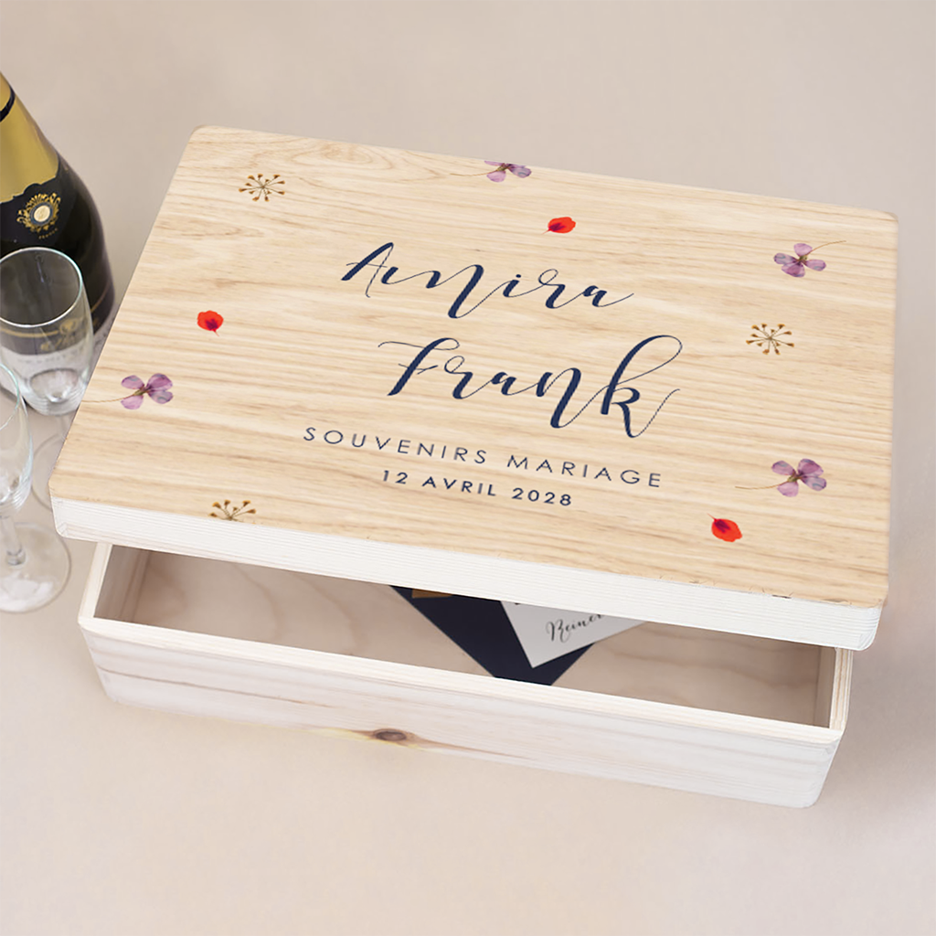 Boîte à souvenirs avec fleurs violettes et petales rouges