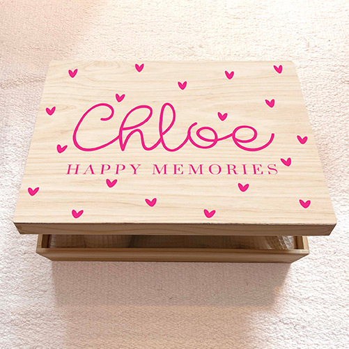 Houten herinneringenkistje met knalroze naam en hartjes