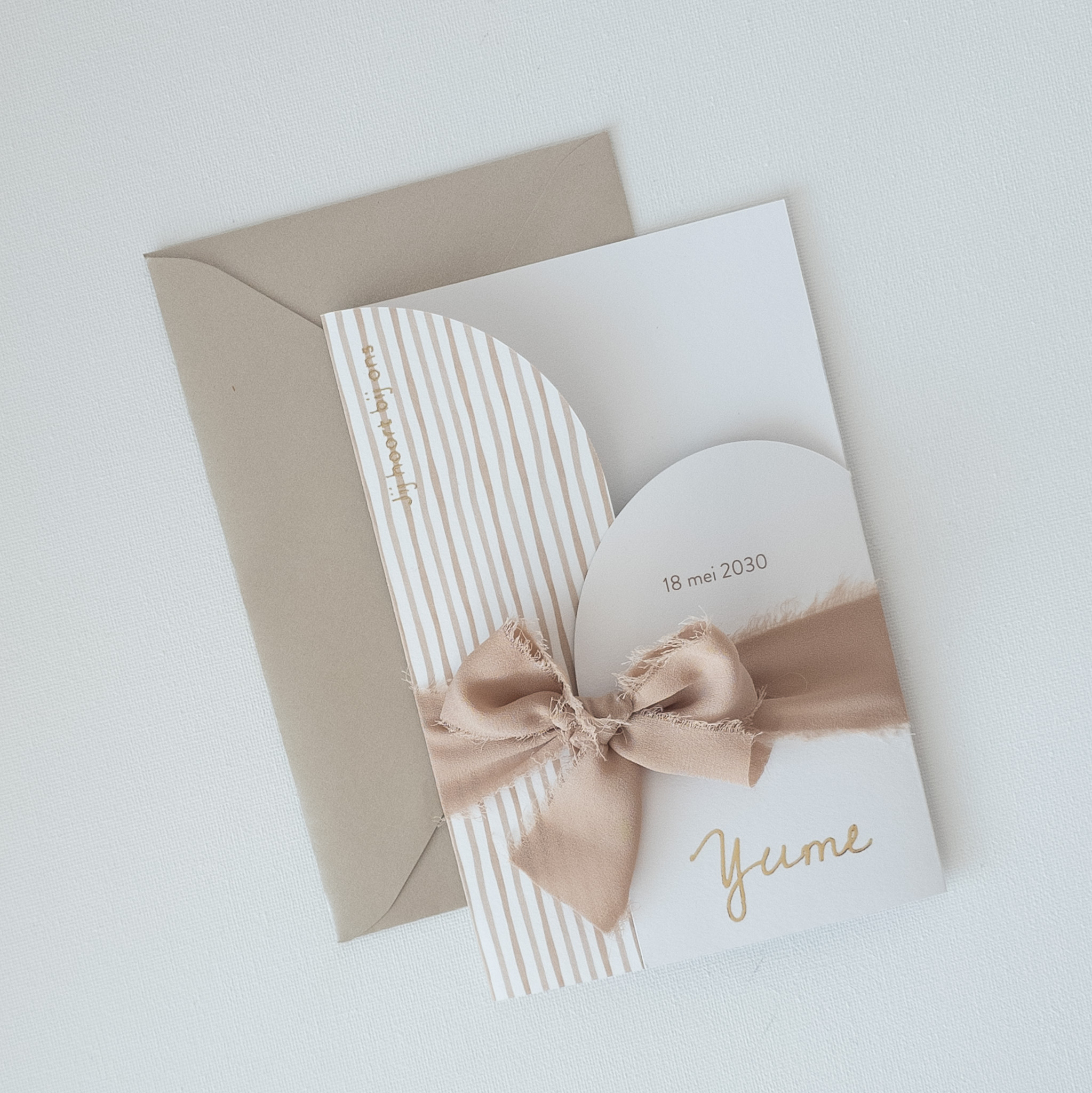 Geboortekaartje drieluik boogdeurtjes beige streep goudfolie