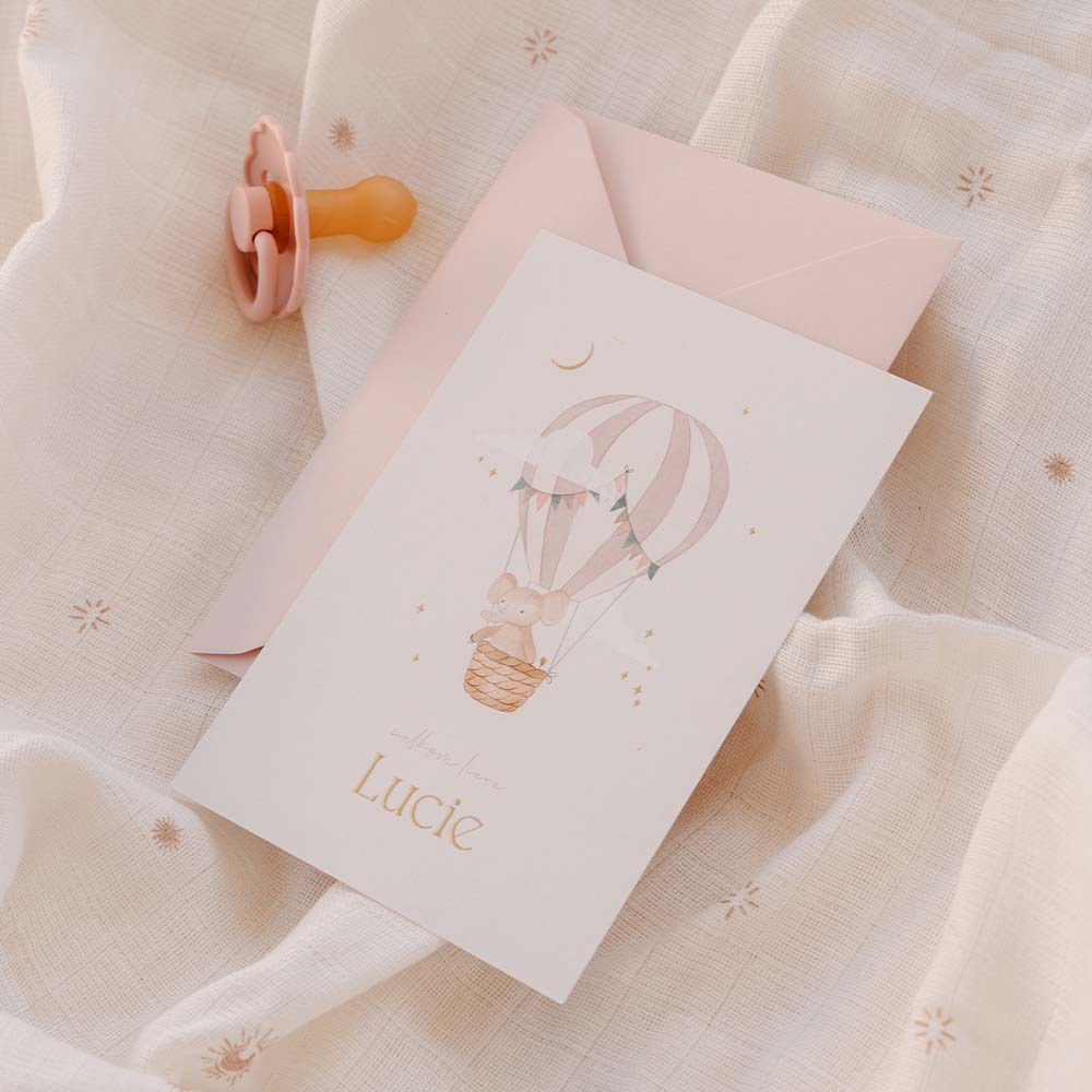 Lief geboortekaartje meisje met olifantje in luchtballon en goudfolie