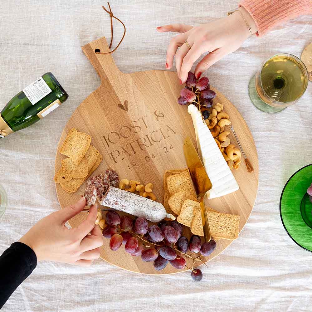 Huwelijkscadeau borrelplank graveren met hartje