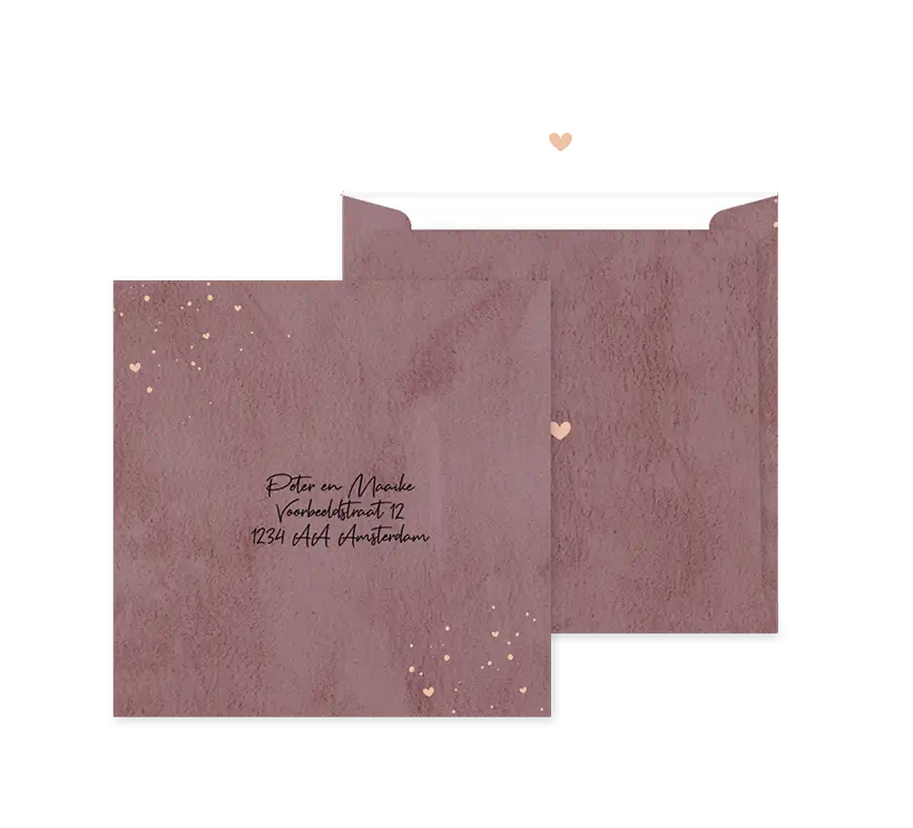 Paars velvet-look envelop op maat met hartjes en spetters