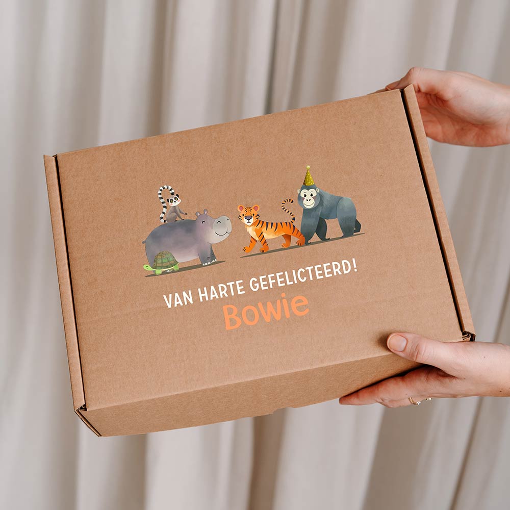 Feestelijke cadeaudoos van kraft met jungledieren en naam