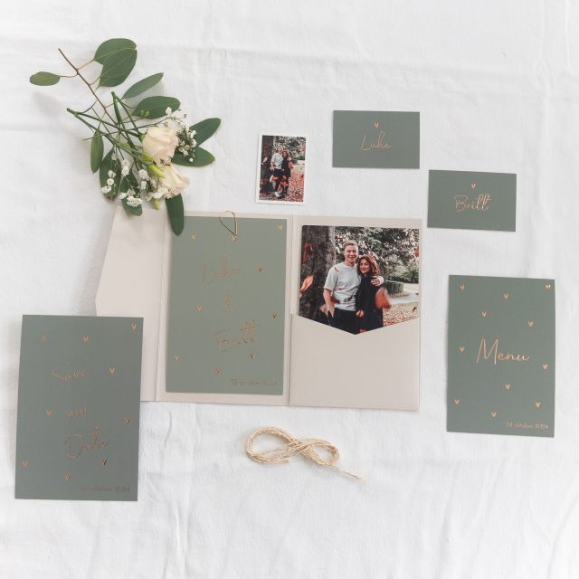 trouw huisstijl groen met rosefolie hartjes