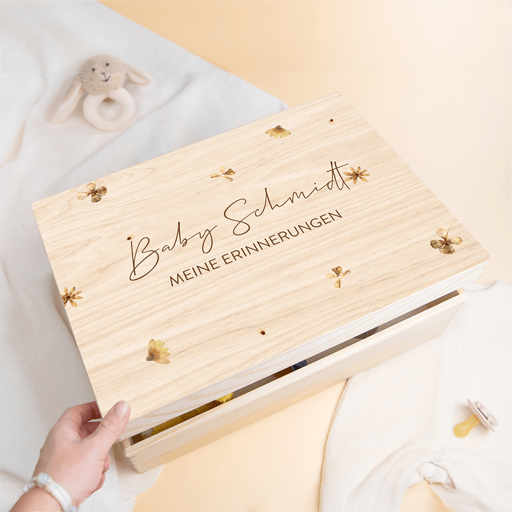 Erinnerungskiste für die Babyshower mit getrockneten Blumen