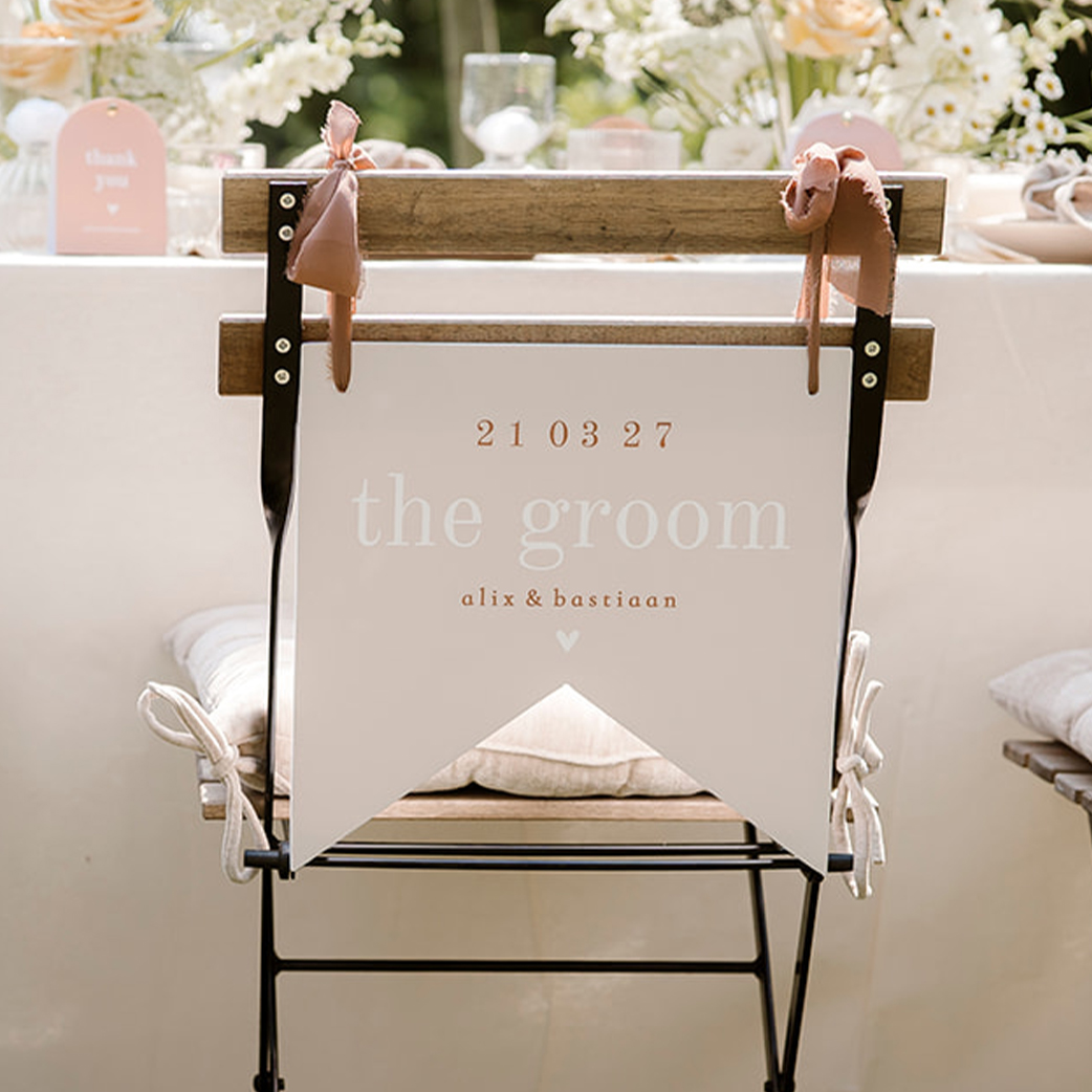 Stuhldekoration Hochzeit "The Groom" in neutralen Farben