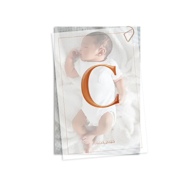 Kalkpapier geboortekaartje met koperfolie initiaal en achterblad