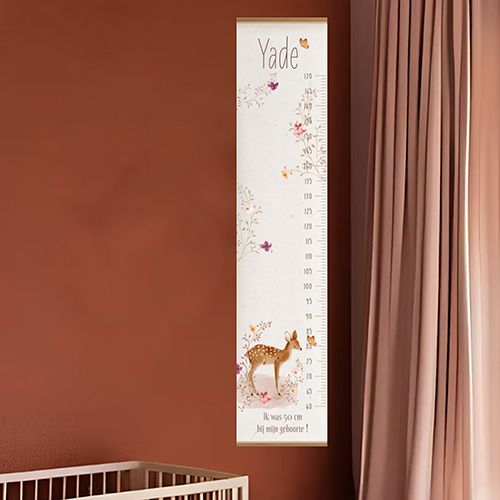 Groeimeter voor een meisje met hertje, bloemen en vlinder