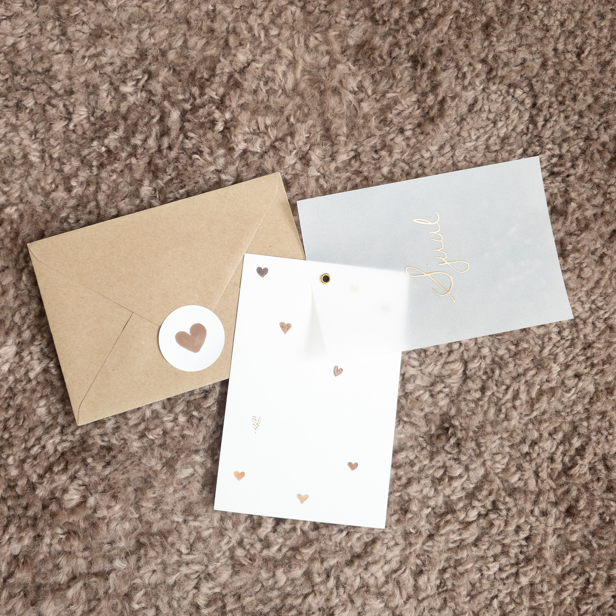 Geboortekaartje voor kalkpapier beige hartjes