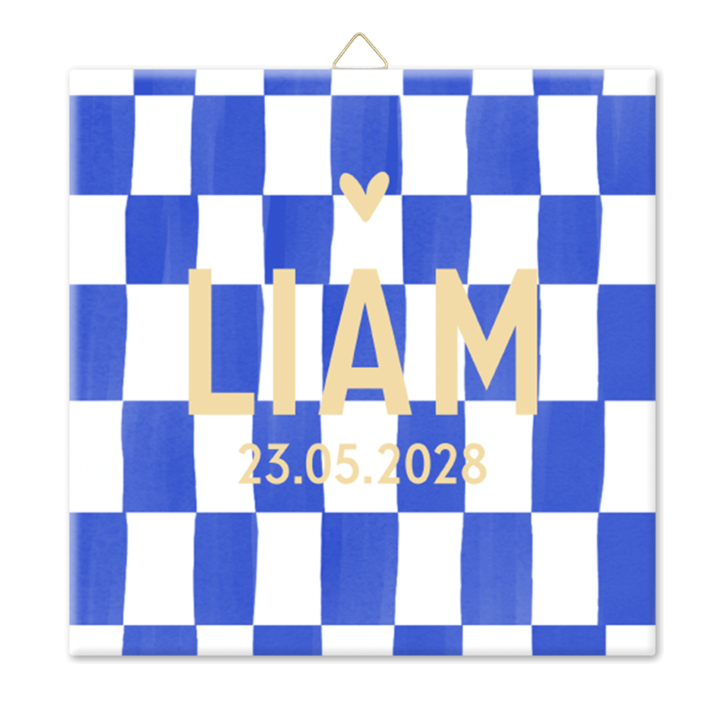 Fotofliese mit Namen und Herz auf blau kariertem Hintergrund